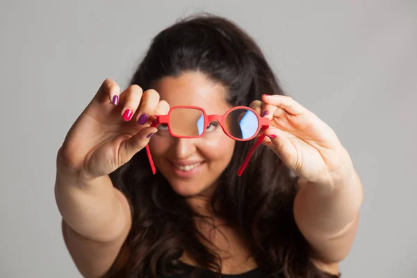 Giovane Ragazza Con Gli Occhiali Vedere Meglio — Foto Stock