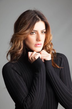 Bir model, fotoğraf stüdyosunda yapılan görünümünü