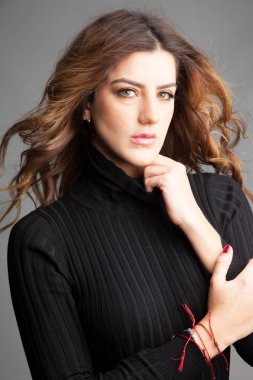 Bir model, fotoğraf stüdyosunda yapılan görünümünü