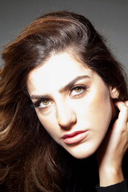 bir genç kız, profesyonel ya da belki de öğrenci portresi, koyu arka plan üzerinde fotoğraf yapılır