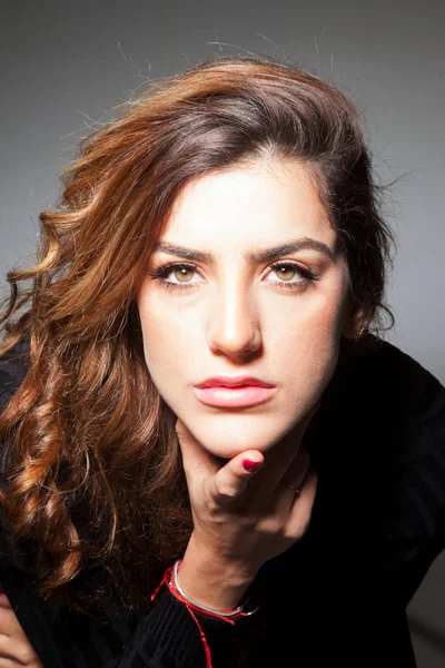 bir genç kız, profesyonel ya da belki de öğrenci portresi, koyu arka plan üzerinde fotoğraf yapılır