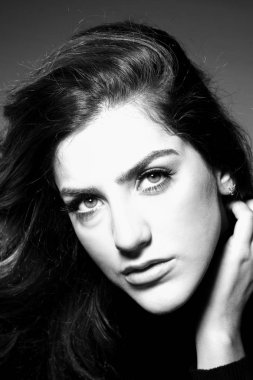 stüdyoda yapılan bir modeli siyah beyaz fotoğraf