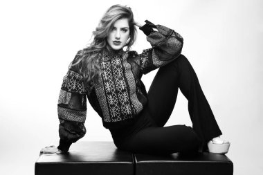 stüdyoda yapılan bir modeli siyah beyaz fotoğraf