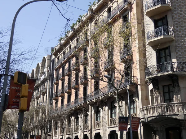 Paseo de Gracia sokakta şehir merkezinde bulunan Barselona şehir binaları.
