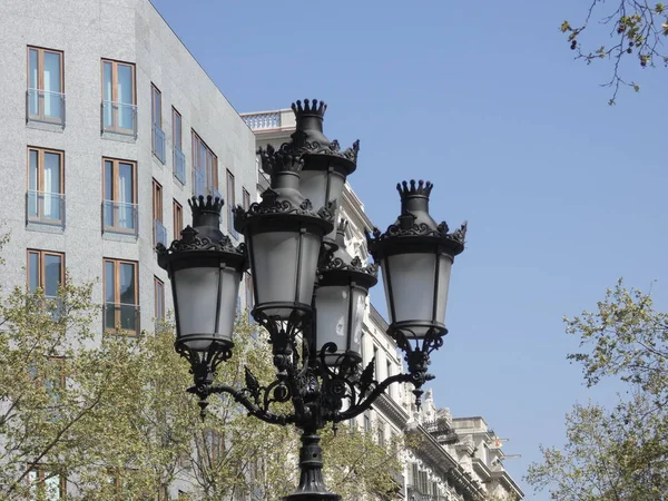 Lampy Uliczne Które Typowe Dla Barcelony Przy Ulicy Paseo Gracia — Zdjęcie stockowe