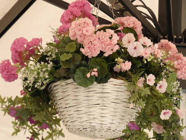 Künstliche Blumen Inneren Die Einen Unbestimmten Raum Schmücken — Stockfoto