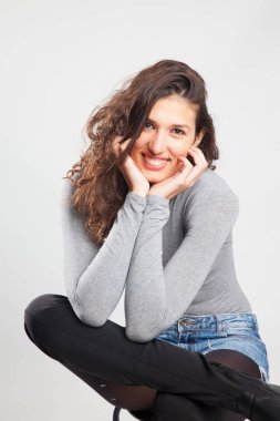 genç bir modelin portresi, fotoğraf stüdyoda yapılan