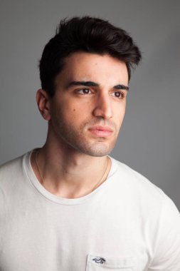 Genç sporcu, muhtemelen profesyonel tamirci ya da inşaat işçisi..