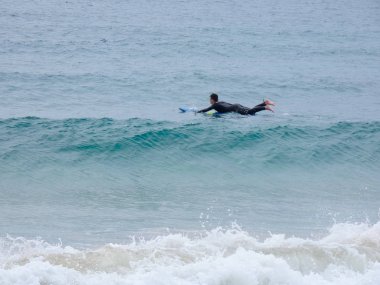büyük dalgalar kum ve sahil kayalara çarpıyor