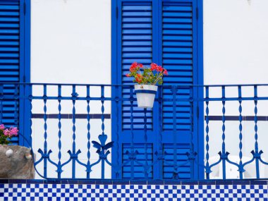 yazlık ev korkuluk üzerinde tencere ile beyaz ve mavi boyalı