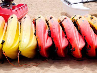 sahilde kum yığılmış pirogues bir dizi