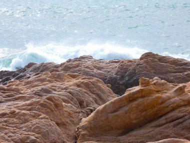 büyük dalgalar kum ve sahil kayalara çarpıyor