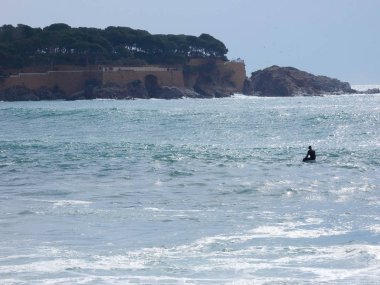 büyük dalgalar kum ve sahil kayalara çarpıyor