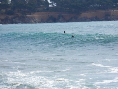 büyük dalgalar kum ve sahil kayalara çarpıyor