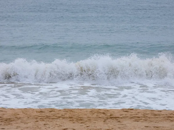 Ondas Grandes Batendo Contra Areia Rochas Costa — Fotografia de Stock