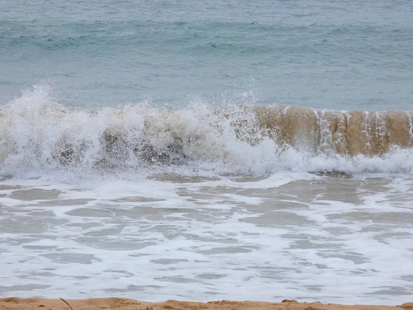 Grote Golven Die Tegen Het Zand Rotsen Van Kust Crashen — Stockfoto