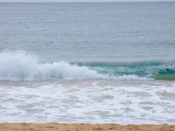 Ondas Grandes Batendo Contra Areia Rochas Costa — Fotografia de Stock