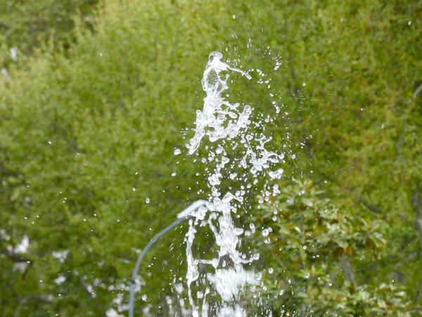 Fontanna Która Uwalnia Wodę Rozpryskiwania Rozpryskiwania Wody Słodkiej — Zdjęcie stockowe