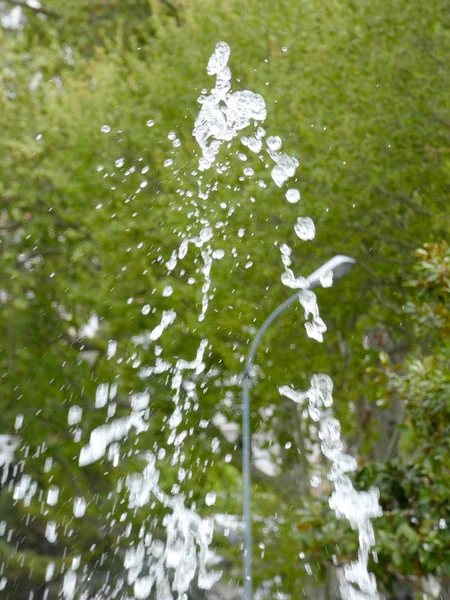 Fontanna Która Uwalnia Wodę Rozpryskiwania Rozpryskiwania Wody Słodkiej — Zdjęcie stockowe