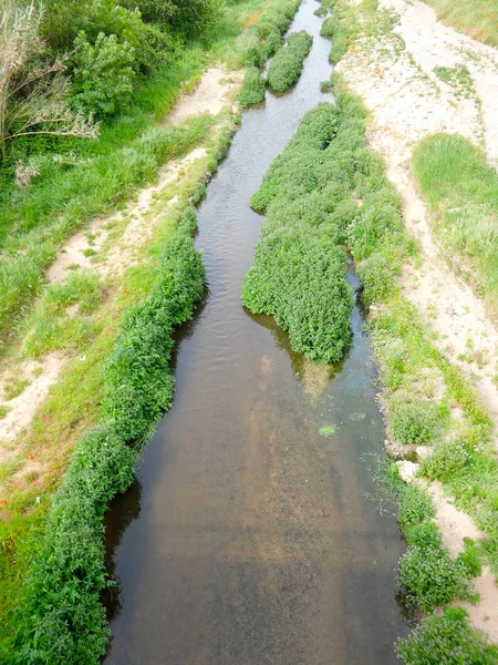 Rio Que Alcança Mar Com Vegetação Margem Rio — Fotografia de Stock