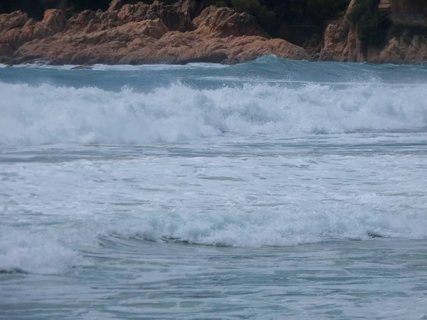 Große Wellen Krachen Gegen Den Sand Und Die Felsen Der — Stockfoto
