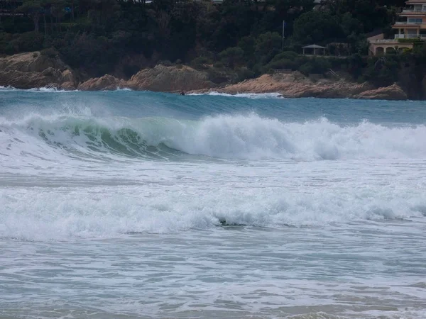 Grandi Onde Che Infrangono Contro Sabbia Rocce Della Costa — Foto Stock