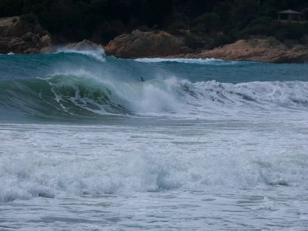 Big Waves Crashing Sand Rocks Coast — Stock Photo, Image