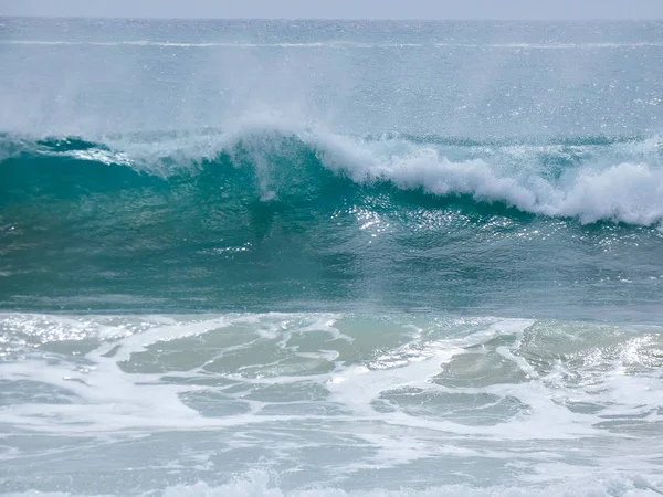 Ondas Grandes Batendo Contra Areia Rochas Costa — Fotografia de Stock