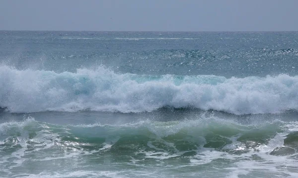 Ondas Grandes Batendo Contra Areia Rochas Costa — Fotografia de Stock