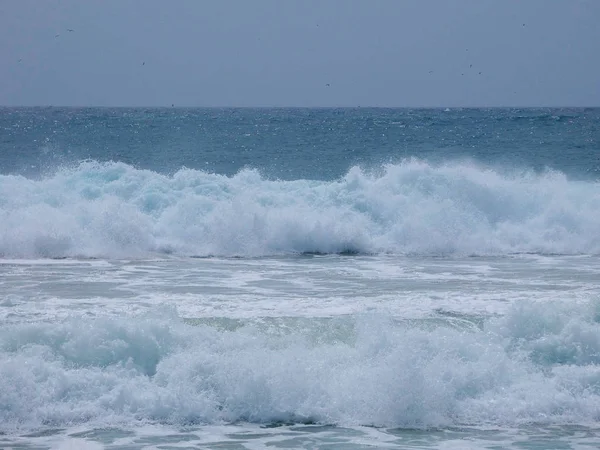 Grandi Onde Che Infrangono Contro Sabbia Rocce Della Costa — Foto Stock