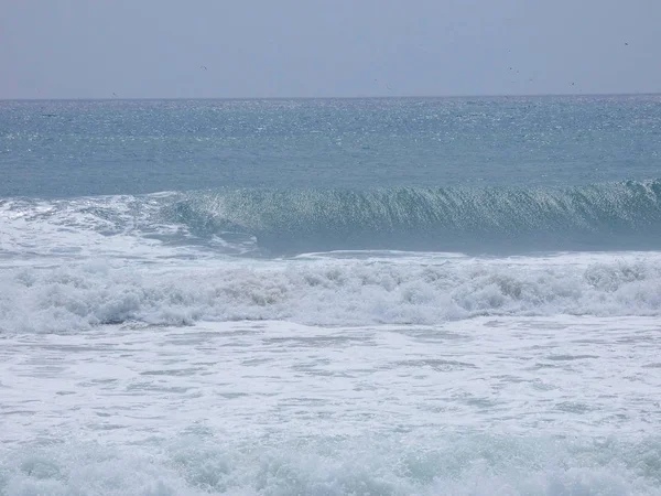 Ondas Grandes Batendo Contra Areia Rochas Costa — Fotografia de Stock