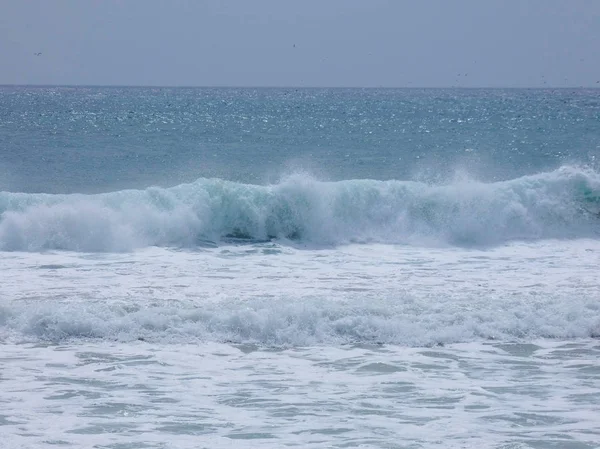 Grandi Onde Che Infrangono Contro Sabbia Rocce Della Costa — Foto Stock