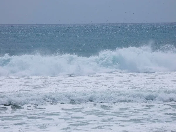 Ondas Grandes Batendo Contra Areia Rochas Costa — Fotografia de Stock