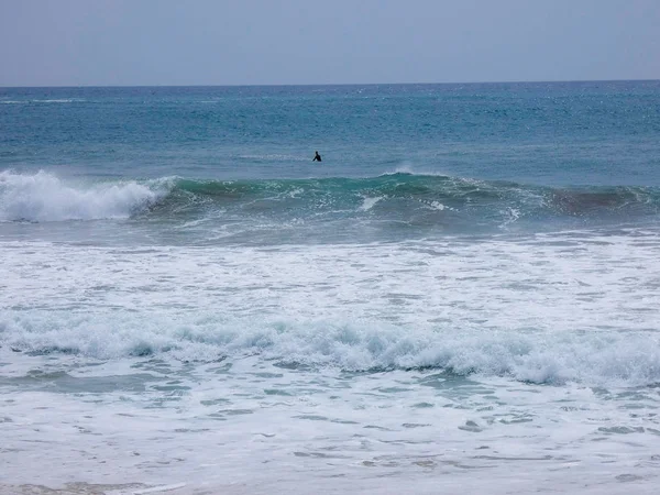 大浪冲击海岸的沙石 — 图库照片