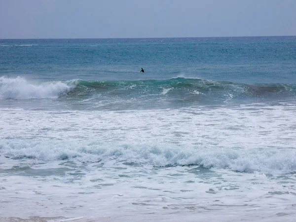 Gelombang Besar Menerjang Pasir Dan Batu Pantai — Stok Foto