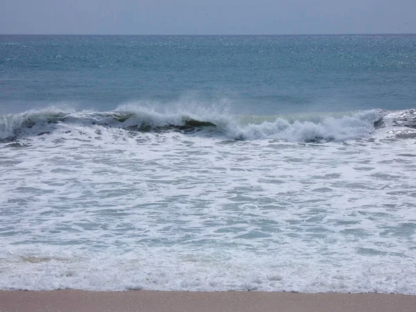 Большие Волны Ударяются Песок Скалы Побережья — стоковое фото