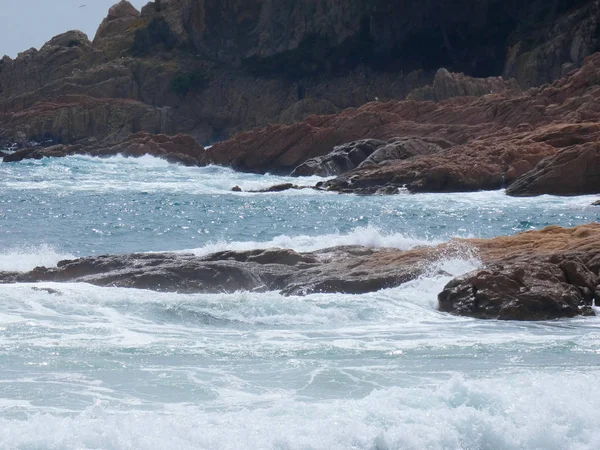 Grote Golven Die Tegen Het Zand Rotsen Van Kust Crashen — Stockfoto