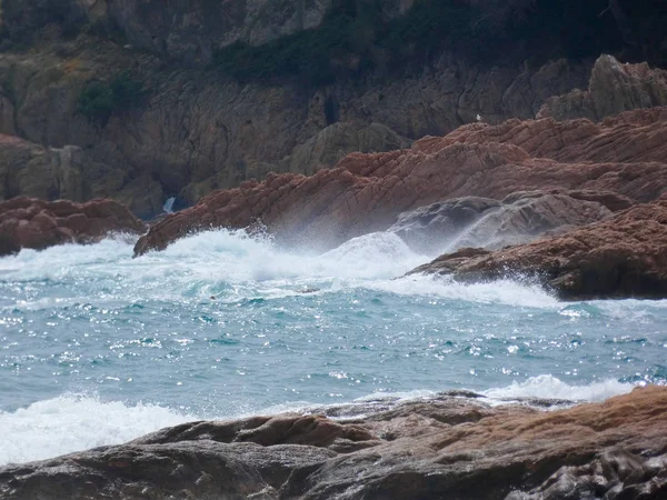 海岸の砂や岩に衝突する大きな波 — ストック写真