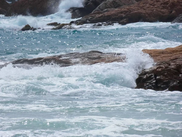 Grote Golven Die Tegen Het Zand Rotsen Van Kust Crashen — Stockfoto