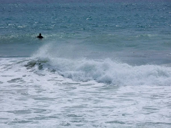 Μεγάλα Κύματα Που Συντρίβονται Στην Άμμο Και Τους Βράχους Της — Φωτογραφία Αρχείου