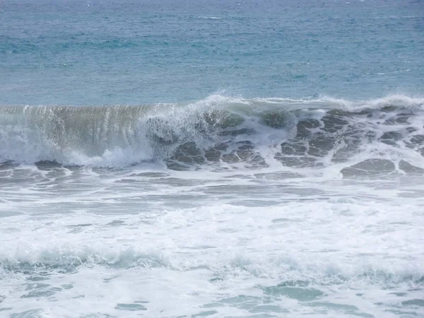 Μεγάλα Κύματα Που Συντρίβονται Στην Άμμο Και Τους Βράχους Της — Φωτογραφία Αρχείου