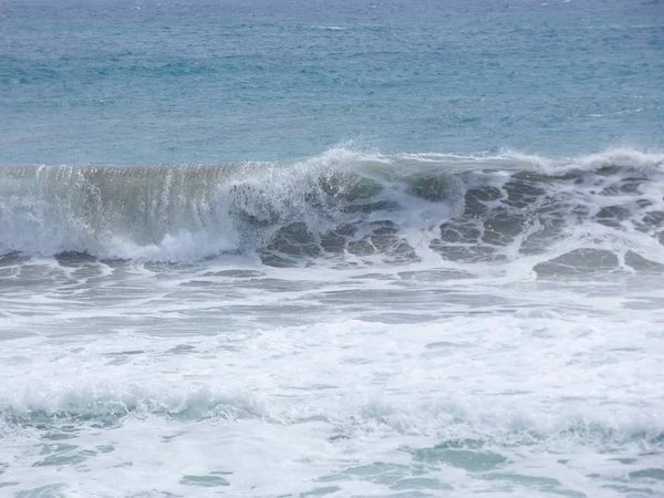 Ondas Grandes Batendo Contra Areia Rochas Costa — Fotografia de Stock