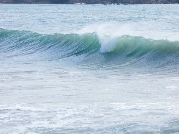 Grandi Onde Che Infrangono Contro Sabbia Rocce Della Costa — Foto Stock