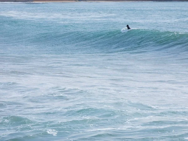 Velké Vlny Rozbíjejí Proti Písku Skalám Pobřeží — Stock fotografie