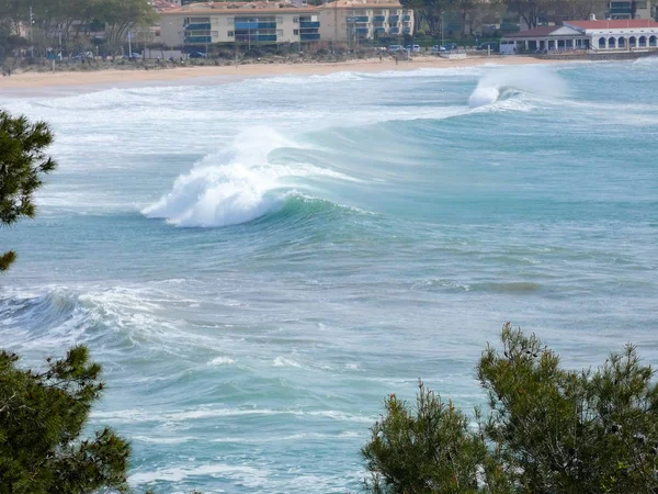 Grandi Onde Che Infrangono Contro Sabbia Rocce Della Costa — Foto Stock