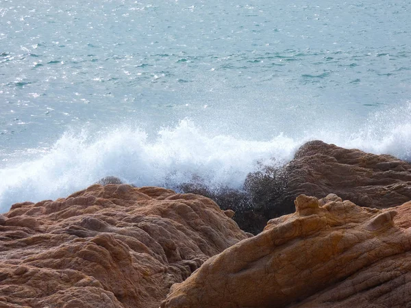 Grote Golven Die Tegen Het Zand Rotsen Van Kust Crashen — Stockfoto