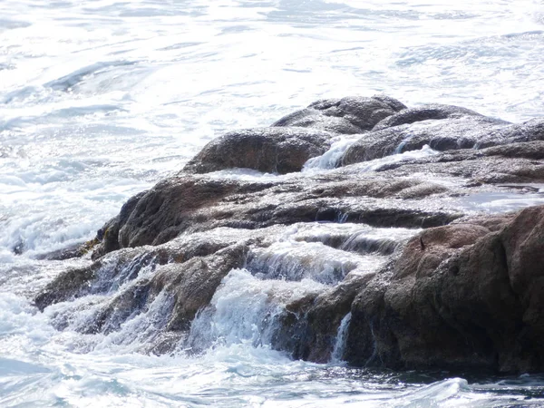 Grote Golven Die Tegen Het Zand Rotsen Van Kust Crashen — Stockfoto