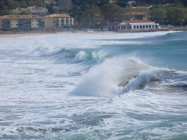 Große Wellen Krachen Gegen Den Sand Und Die Felsen Der — Stockfoto