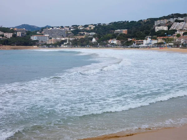大浪冲击海岸的沙石 — 图库照片