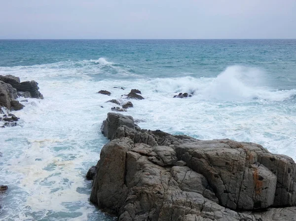 海岸の砂や岩に衝突する大きな波 — ストック写真